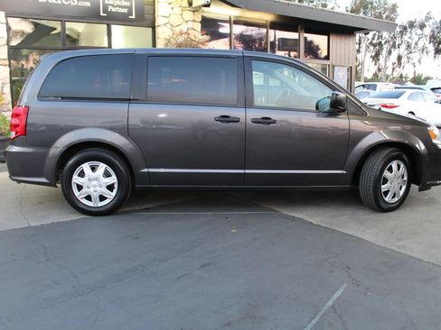 Used 2019 Dodge Grand Caravan SE FWD image 6