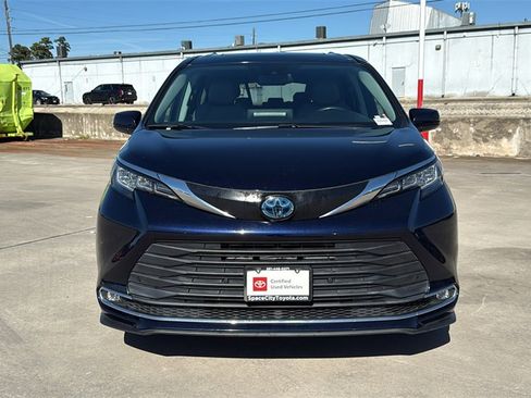 Used 2023 Toyota Sienna XLE image 2