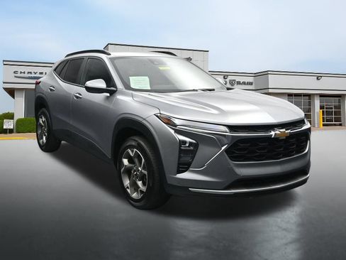Used 2025 Chevrolet Trax LT w/ LT Convenience Package FWD image 7