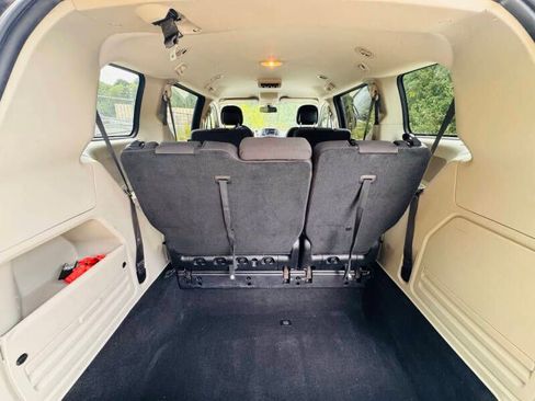 Used 2019 Dodge Grand Caravan SE w/ UConnect Hands-Free Group image 8