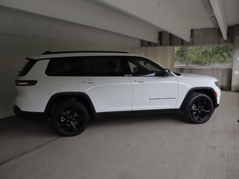 Used 2023 Jeep Grand Cherokee L Laredo AWD/4WD image 5