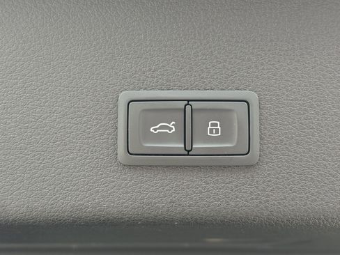 Used 2021 Audi e-tron Prestige w/ Prestige Package image 10