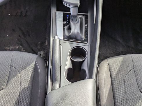 Used 2022 Hyundai Elantra SE image 17