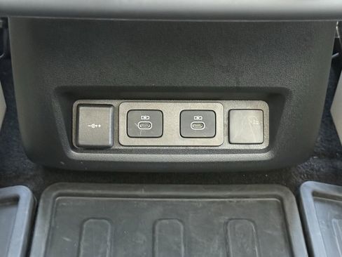 Certified 2025 Land Rover Discovery Dynamic SE image 34