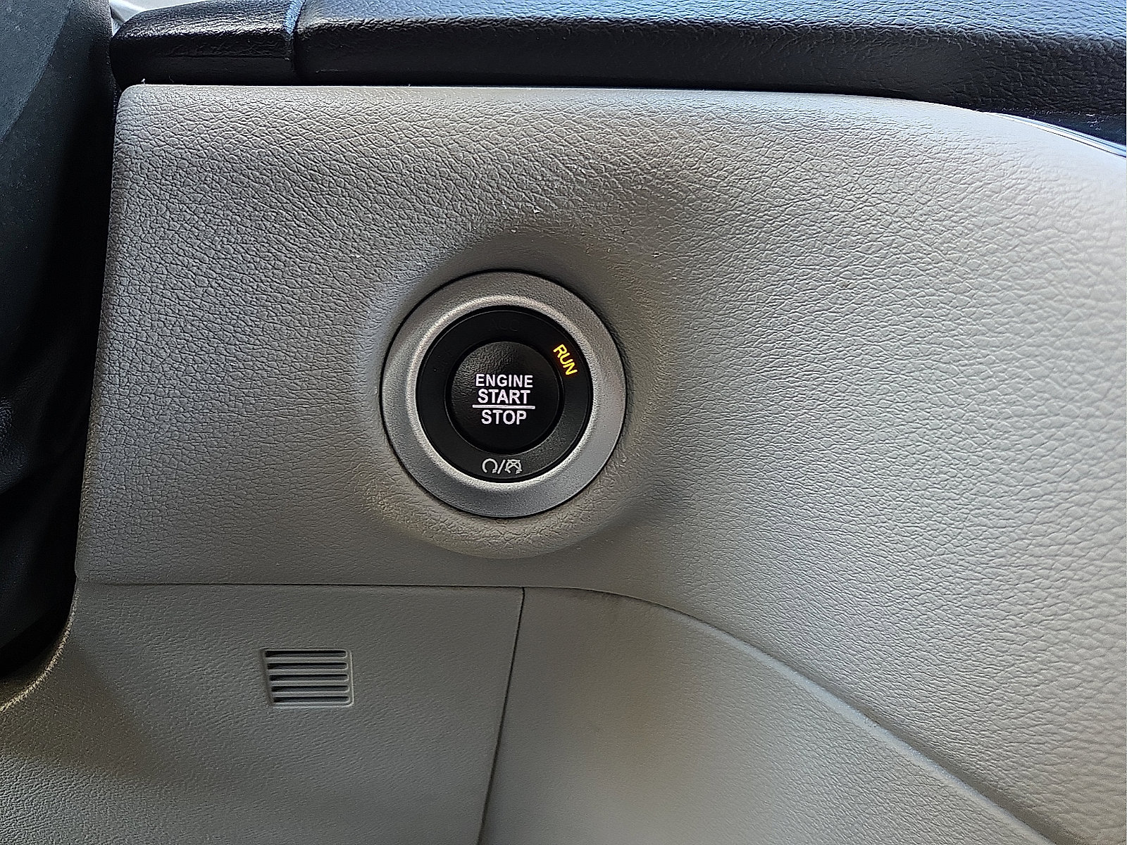 Used 2024 Chrysler Pacifica Touring-L FWD image 19