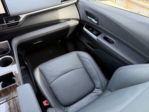 Used 2025 Toyota Sienna Platinum image 27