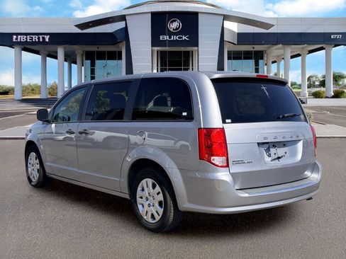 Used 2019 Dodge Grand Caravan SE w/ UConnect Hands-Free Group FWD image 4