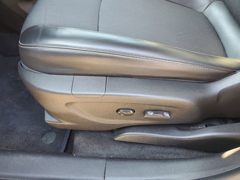 Used 2022 Chevrolet Trax LT w/ LT Convenience Package image 6