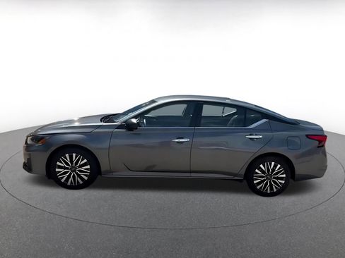 Used 2025 Nissan Altima 2.5 SV FWD image 9