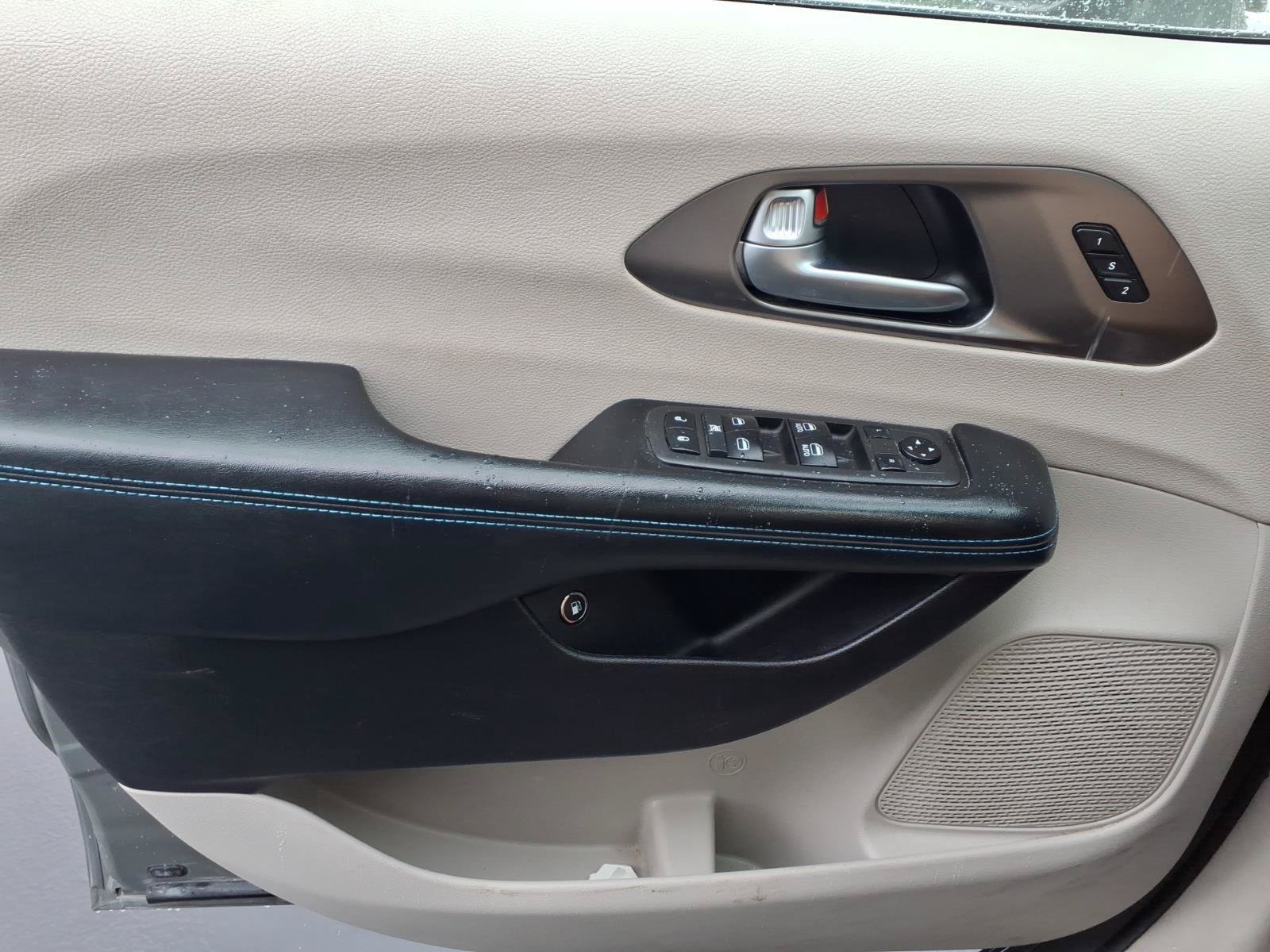 Used 2021 Chrysler Pacifica Touring-L FWD image 20