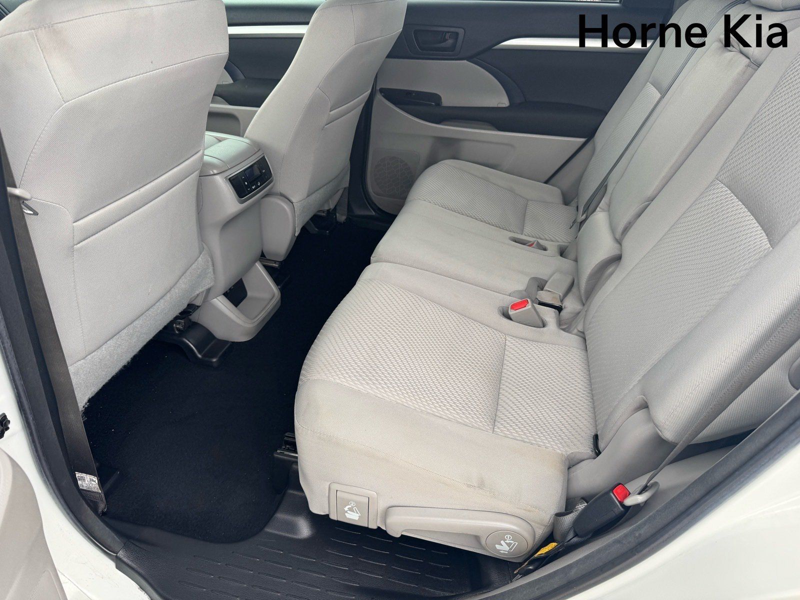 Used 2018 Toyota Highlander LE FWD image 12