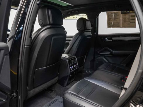 Used 2023 Porsche Cayenne Platinum Edition image 19