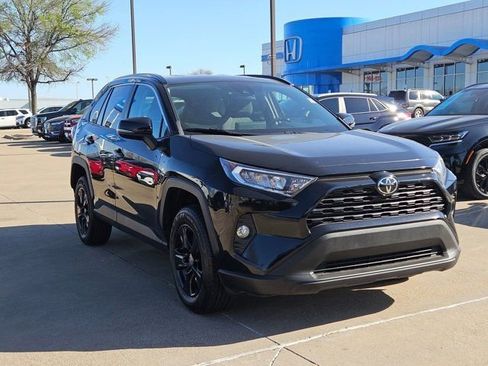 Used 2021 Toyota RAV4 XLE AWD/4WD image 3