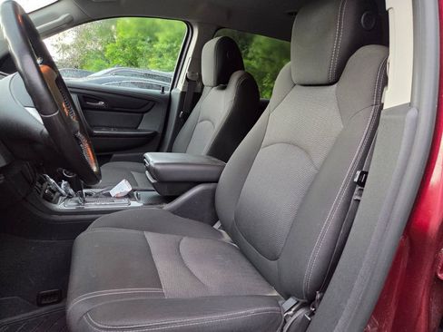 Used 2017 Chevrolet Traverse LT w/ Style and Technology Package FWD image 8
