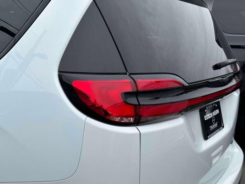 Used 2024 Chrysler Pacifica Limited image 8