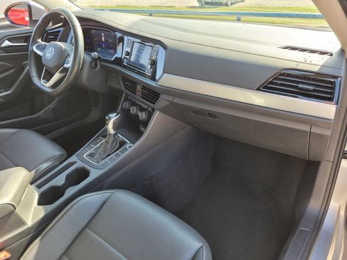 Used 2024 Volkswagen Jetta SE FWD image 8
