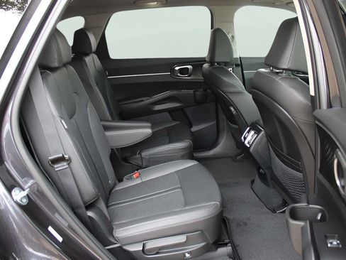 Used 2025 Kia Sorento EX w/ Panoramic Sunroof Package FWD image 13