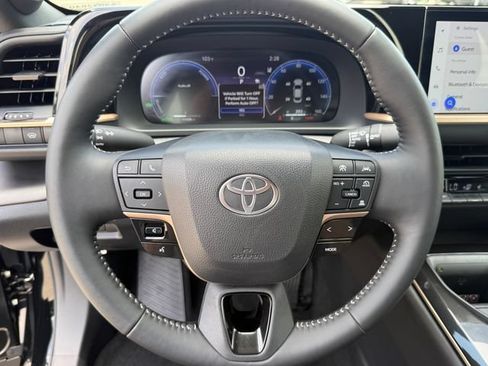 Used 2025 Toyota Crown AWD/4WD image 11
