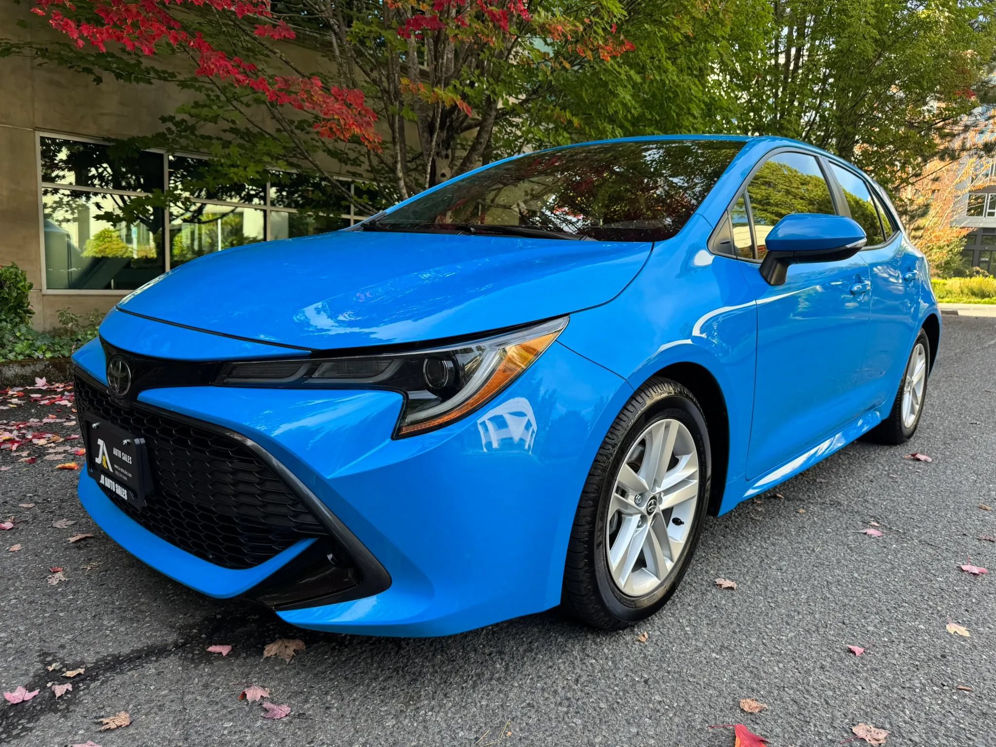 Used 2019 Toyota Corolla SE w/ SE Option Package FWD image 4