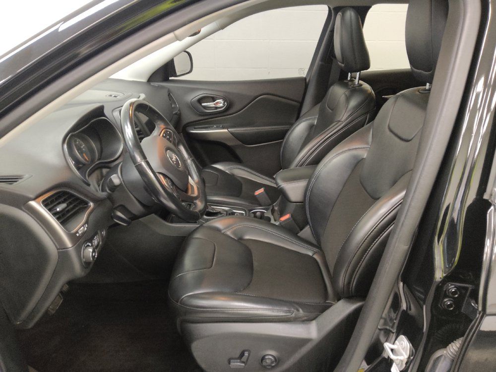 Used 2019 Jeep Cherokee Latitude Plus w/ Comfort/Convenience Group FWD image 17