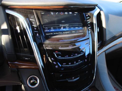 Used 2017 Cadillac Escalade Luxury AWD/4WD image 14