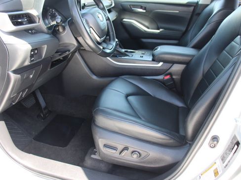 Used 2023 Toyota Highlander XLE FWD image 11