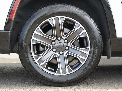 Used 2023 Jeep Wagoneer L Series II image 11