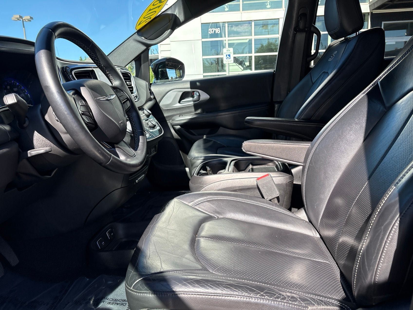 Used 2018 Chrysler Pacifica Touring-L w/ Premium Audio Group FWD image 6