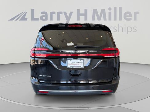 Used 2024 Chrysler Pacifica Touring-L FWD image 4