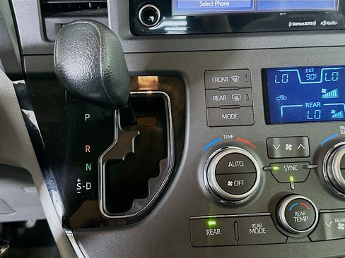 Used 2018 Toyota Sienna LE FWD image 24