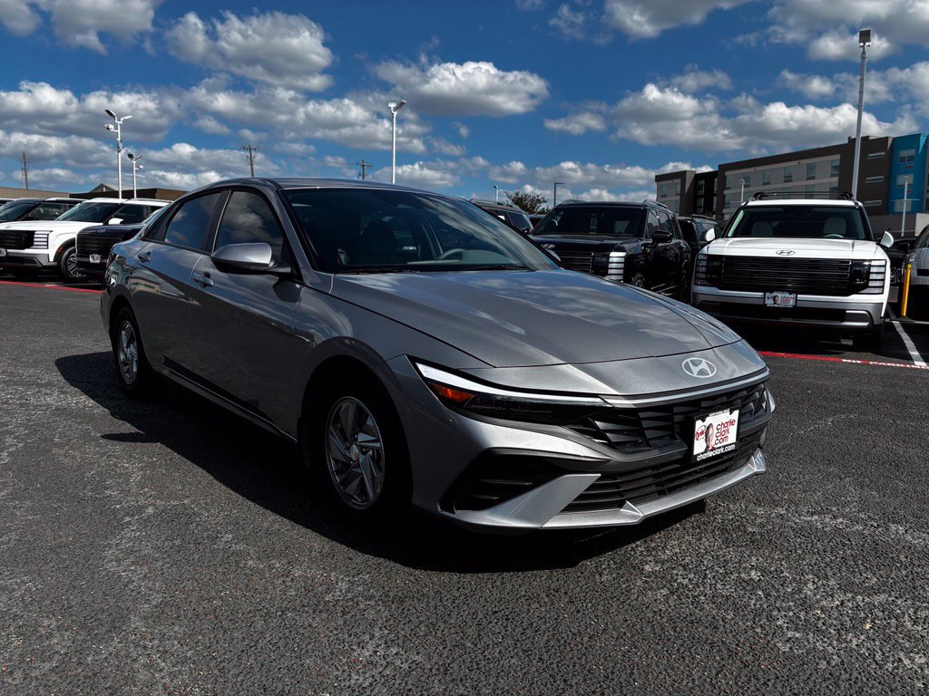 Used 2026 Hyundai Elantra SE FWD image 7