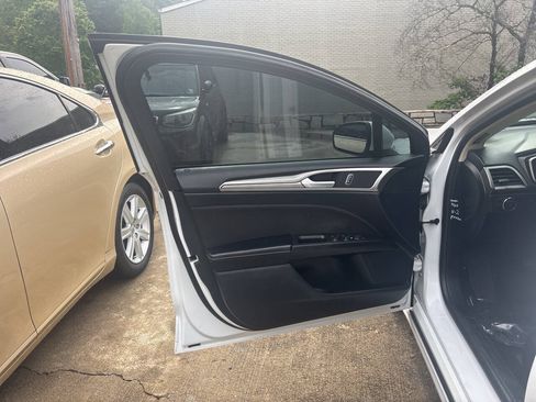 Used 2020 Ford Fusion SE FWD image 9