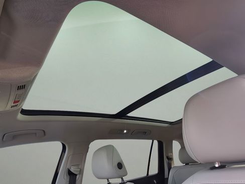 Used 2020 Volkswagen Tiguan SEL image 25