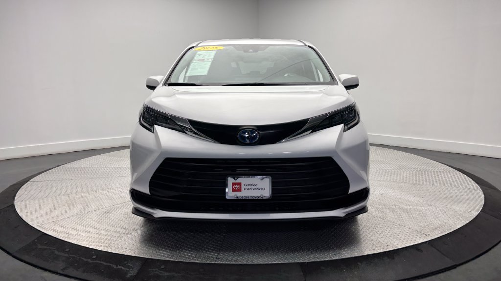 Used 2025 Toyota Sienna LE FWD image 44