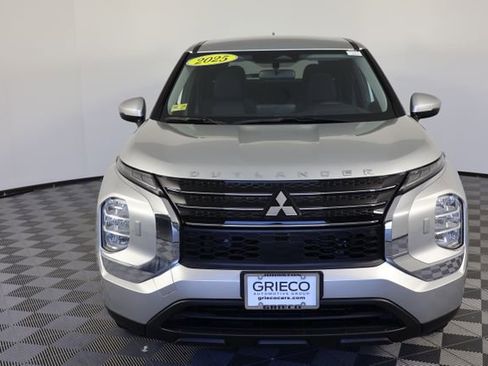 Used 2025 Mitsubishi Outlander ES image 3