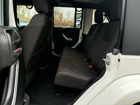 Used 2018 Jeep Wrangler Unlimited Sahara w/ Connectivity Group image 13