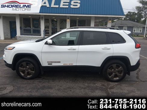 Used 2017 Jeep Cherokee Latitude AWD/4WD image 1