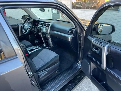Used 2017 Toyota 4Runner SR5 AWD/4WD image 22