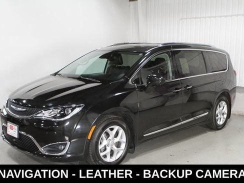 Used 2020 Chrysler Pacifica Touring-L Plus w/ Tire & Wheel Group FWD image 2