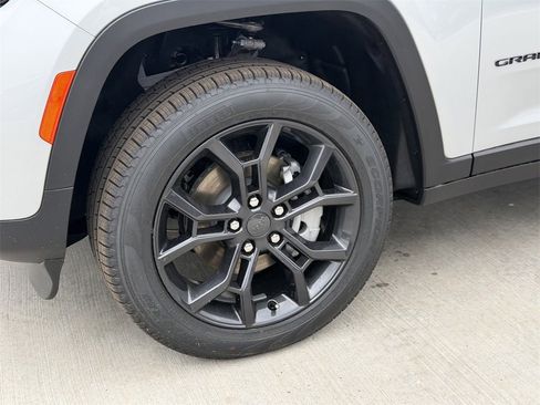 New 2025 Jeep Grand Cherokee Limited image 9