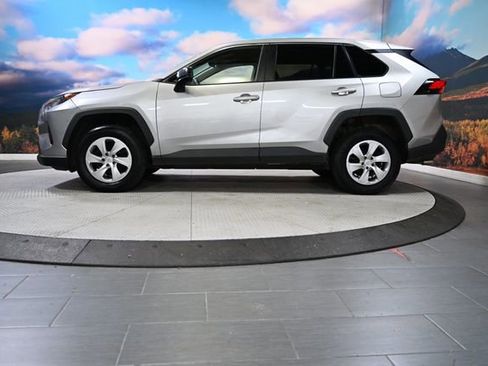 Used 2022 Toyota RAV4 LE image 4