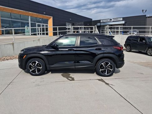 Used 2022 Chevrolet TrailBlazer RS w/ Technology Package FWD image 2