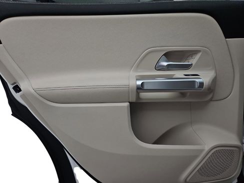 Used 2022 Mercedes-Benz GLB 250 4MATIC image 24