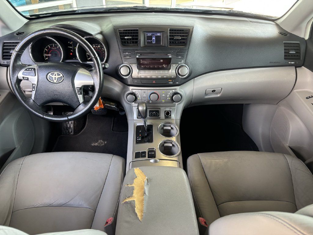 Used 2012 Toyota Highlander SE w/ Tow Pkg FWD image 8