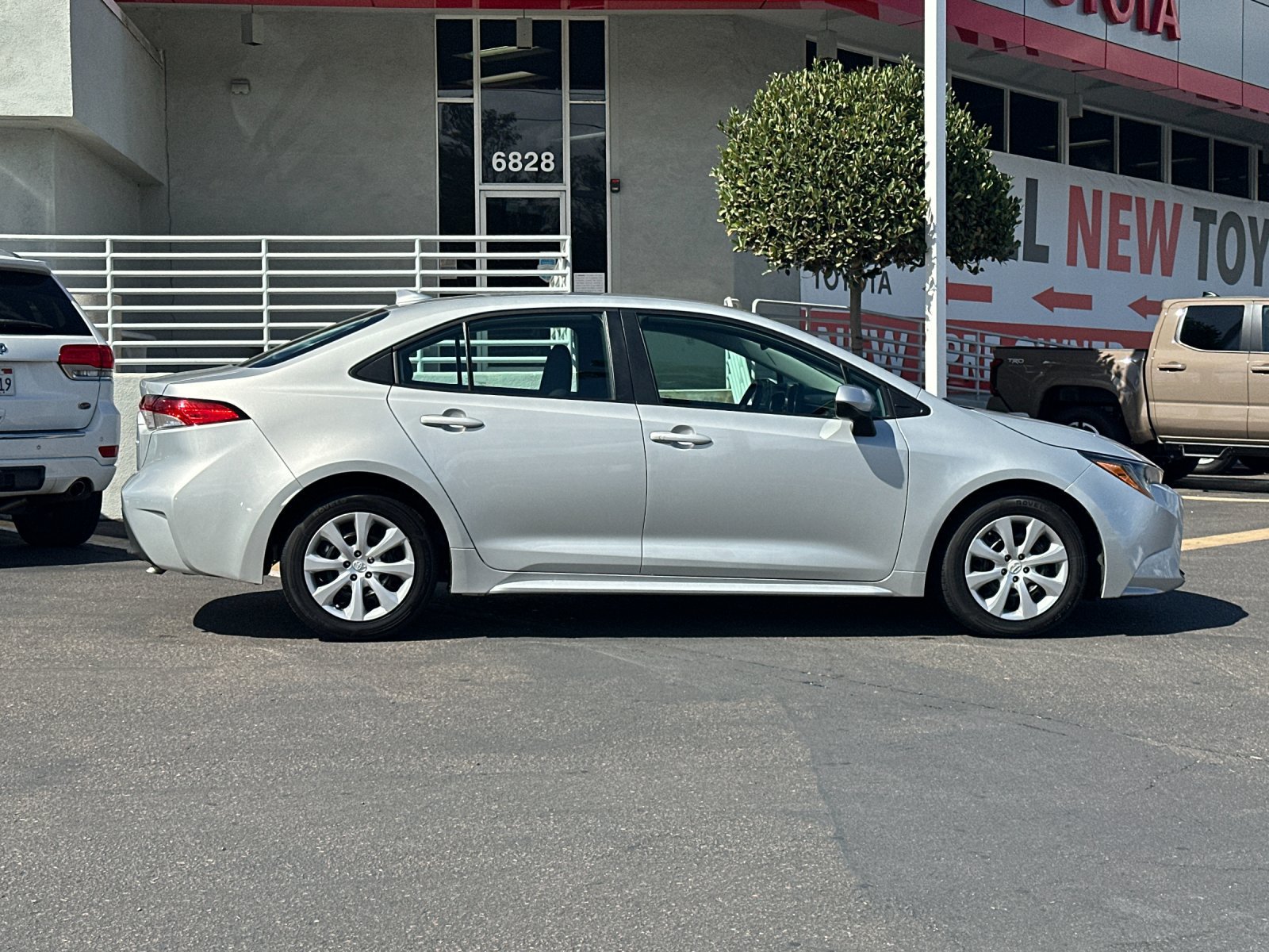 Used 2024 Toyota Corolla LE FWD image 6