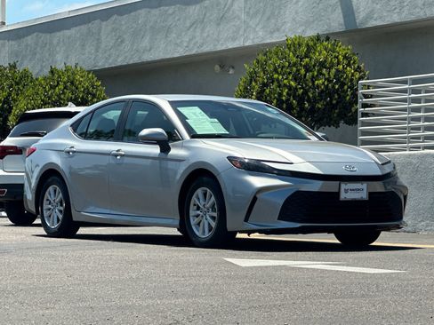 Used 2025 Toyota Camry LE FWD image 8