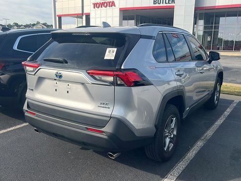 Used 2022 Toyota RAV4 XLE image 8