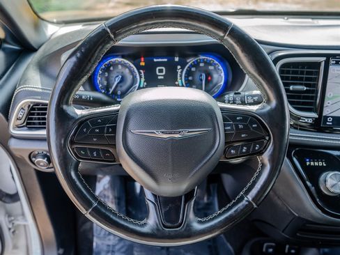 Used 2021 Chrysler Pacifica Touring-L w/ Premium & Safety Sphere Group image 15