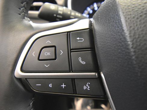 Used 2024 Toyota Highlander XLE image 32