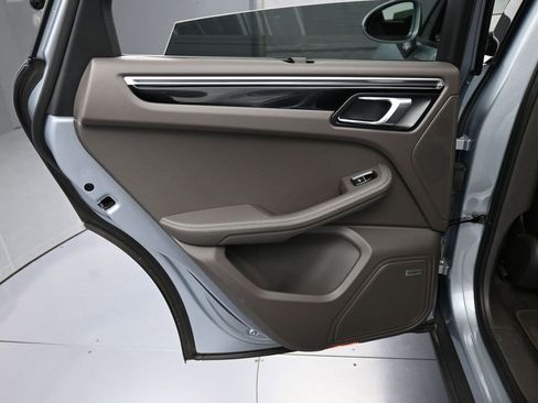 Certified 2022 Porsche Macan image 23